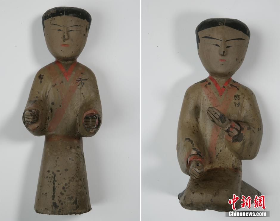 圖為出土的彩繪木俑。