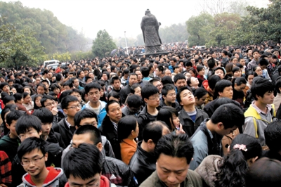 去年3月16日，武漢華中科技大學(xué)，“北約”、“華約”、“卓越”聯(lián)盟自主招生選拔考試湖北考點(diǎn)，考生等待進(jìn)場(chǎng)。 圖/CFP