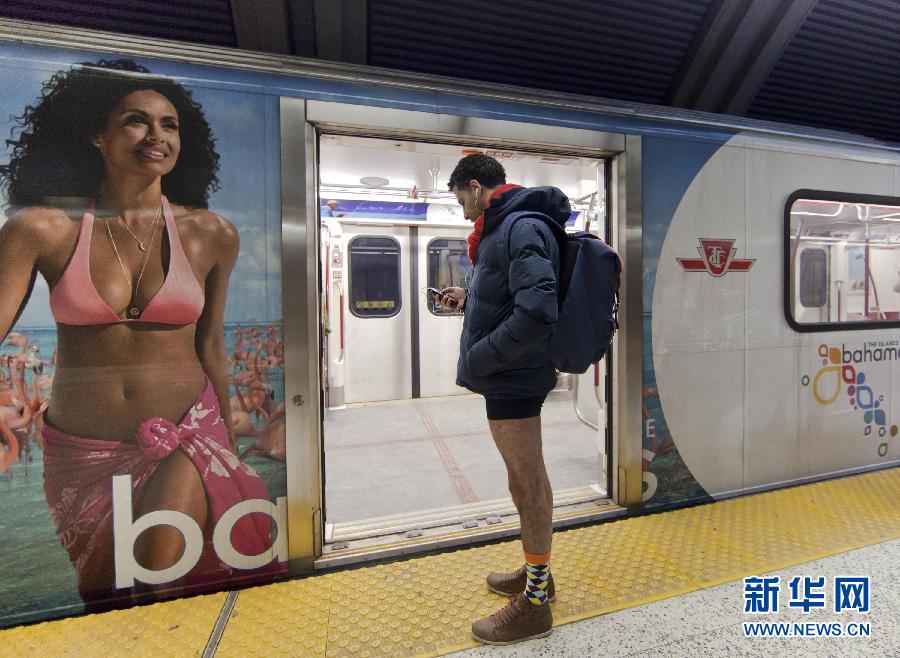 1月12日，在加拿大多倫多，一名只穿著內(nèi)褲的男子在車站等候地鐵。