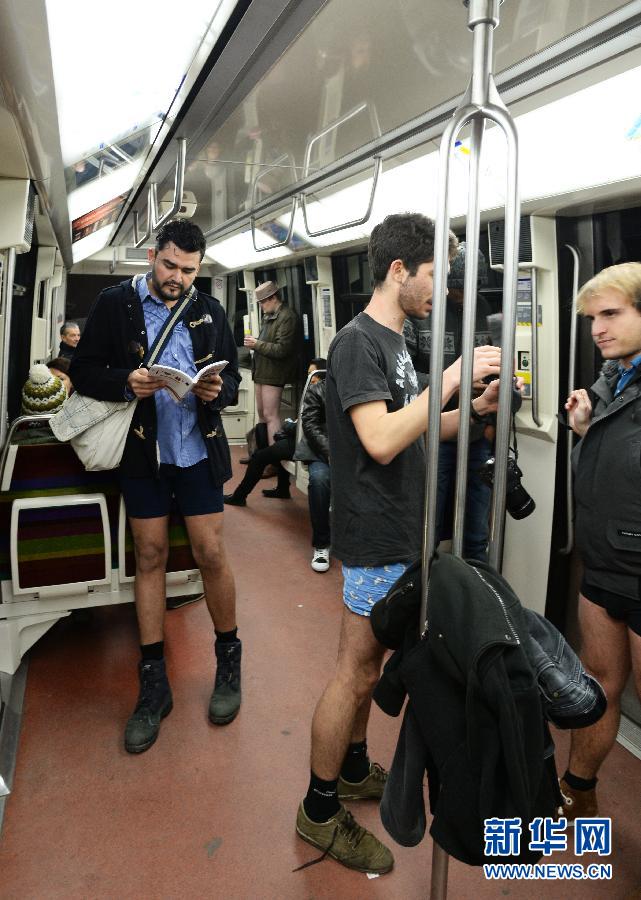 1月12日，在橫貫巴黎東西部的1號線地鐵車廂里，乘客只穿一條內(nèi)褲搭乘地鐵。