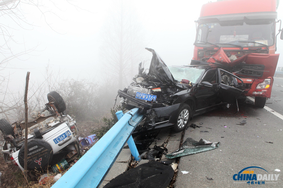 事故現(xiàn)場?；荼?攝