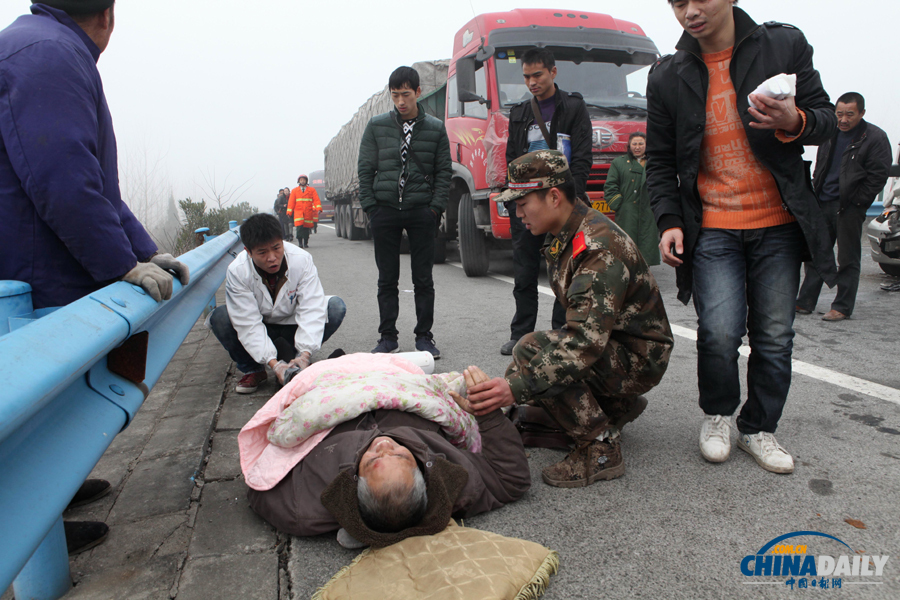 一名受傷群眾被救出。惠斌 攝