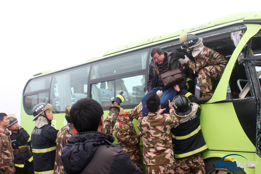 消防人員現(xiàn)場施救?；荼?攝