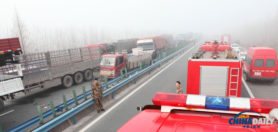 消防人員抵達(dá)事故現(xiàn)場。惠斌 攝