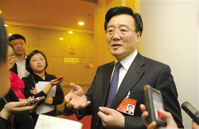 昨日，在十四屆人大二次會議順義代表團全團審議后，北京市人大代表、北京市常務副市長李士祥接受記者提問。新京報記者 浦峰 攝