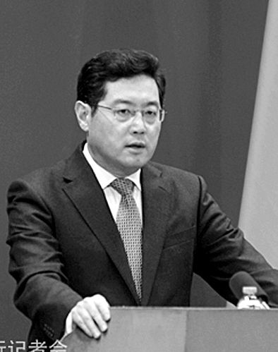 23日，秦剛在外交部例行記者會(huì)上。