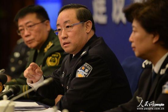 傅政華在會(huì)議上接受媒體采訪(記者 翁奇羽 攝) 傅政華在會(huì)議上接受媒體采訪(記者 翁奇羽 攝)