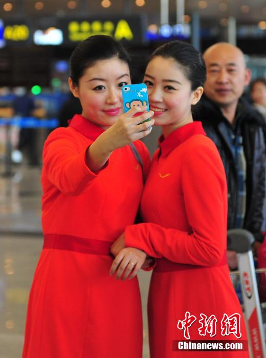 1月23日，機(jī)場(chǎng)工作人員在跳“快閃”舞蹈。