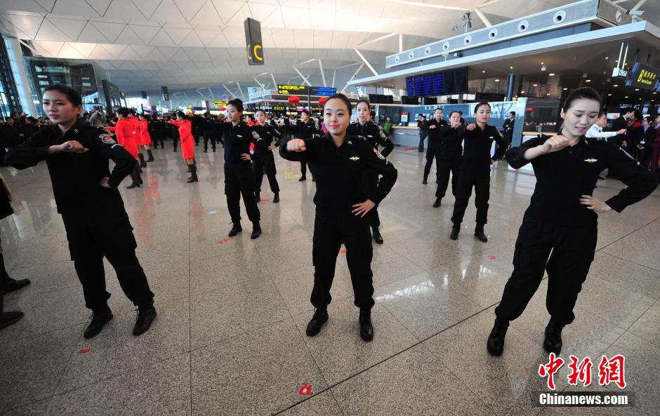 1月23日，機(jī)場(chǎng)工作人員在跳“快閃”舞蹈。