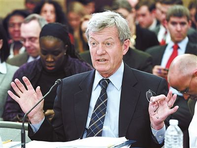 2012年2月1日，鮑卡斯在國會會議上發(fā)言供圖/IC