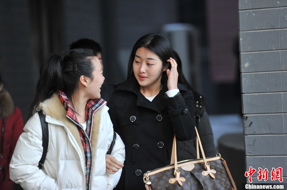 圖為表演系考生走出考場。