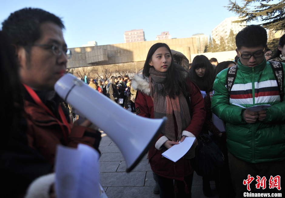 圖為報考現(xiàn)場。