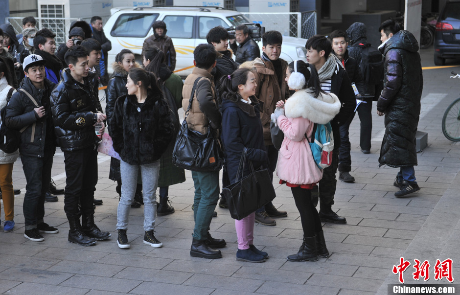 圖為表演系考生走出考場。