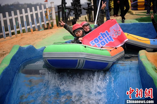 　圖為外國(guó)友人舉著標(biāo)語(yǔ)體驗(yàn)水上漂。陳超　攝