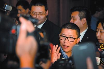 3月10日23時許，與馬航失聯(lián)航班部分乘客家屬乘坐同一航班的乘客在北京首都機場辦理值機手續(xù)。新華社