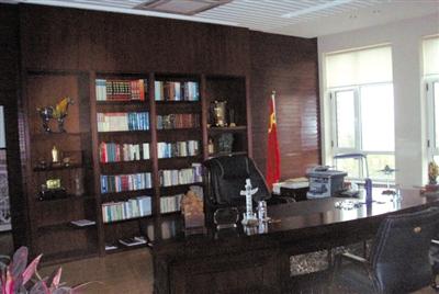 遼寧大學(xué)黨委書(shū)記被曝光的辦公室。 網(wǎng)絡(luò)截圖