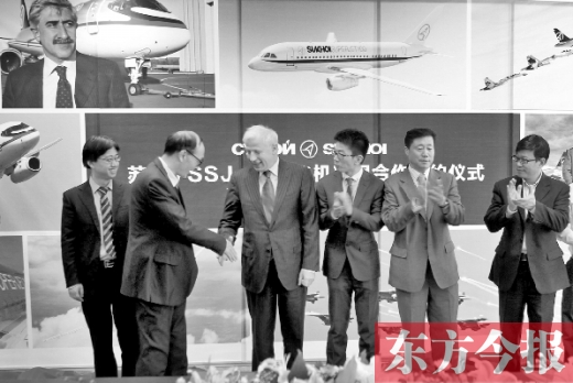　昨日，“蘇霍伊SSJ-100飛機項目”合作簽約儀式在鄭州舉行