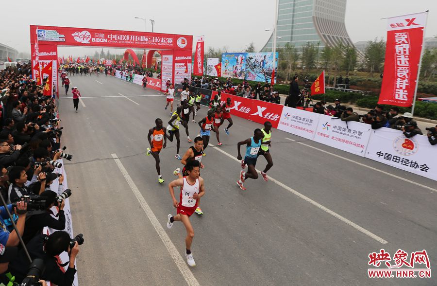 專業(yè)組選手起跑。