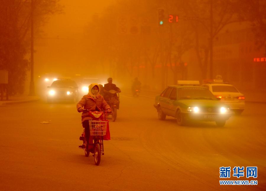 4月23日，沙塵暴中的敦煌街頭。