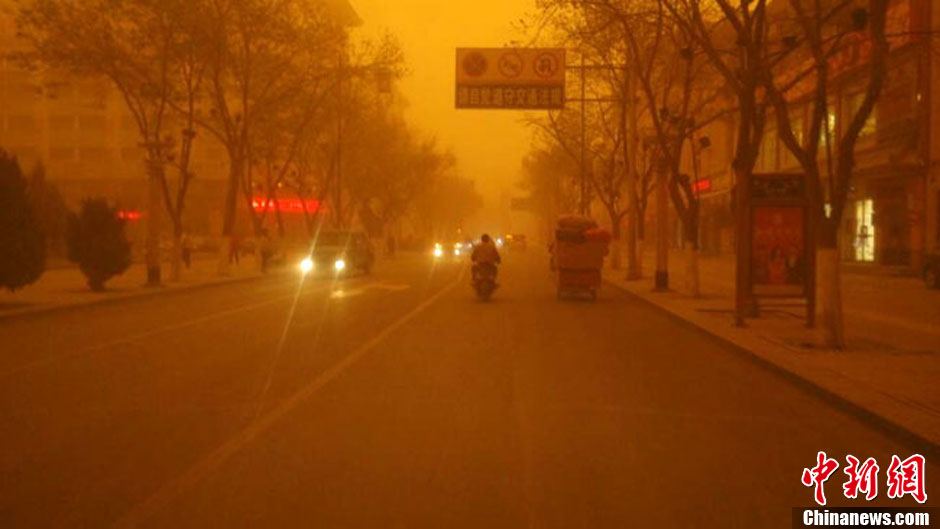 4月23日中午，甘肅酒泉多地出現(xiàn)強(qiáng)沙塵暴。