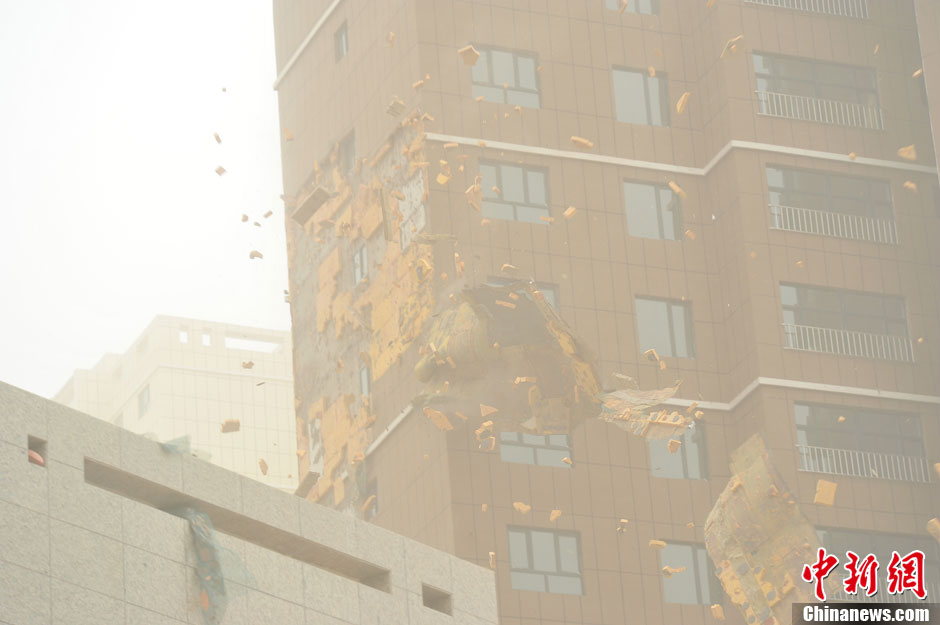 4月23日，受強(qiáng)冷空氣影響，新疆哈密出現(xiàn)出現(xiàn)強(qiáng)沙塵和降溫天氣，部分路段能見度不足50米