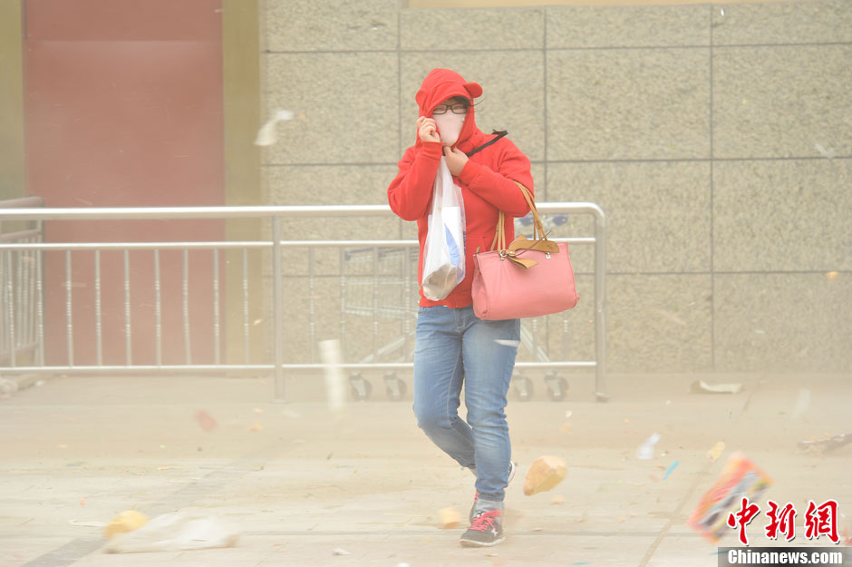 4月23日，受強(qiáng)冷空氣影響，新疆哈密出現(xiàn)出現(xiàn)強(qiáng)沙塵和降溫天氣