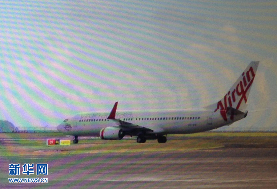 4月25日，迫降的澳大利亞維珍航空公司客機(jī)停在印度尼西亞巴厘島登巴薩機(jī)場（透過飛機(jī)舷窗拍攝）。