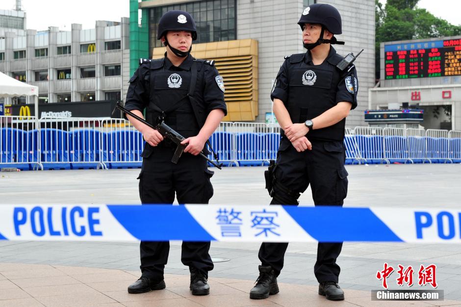 圖為廣州特警在案發(fā)現(xiàn)場戒備。