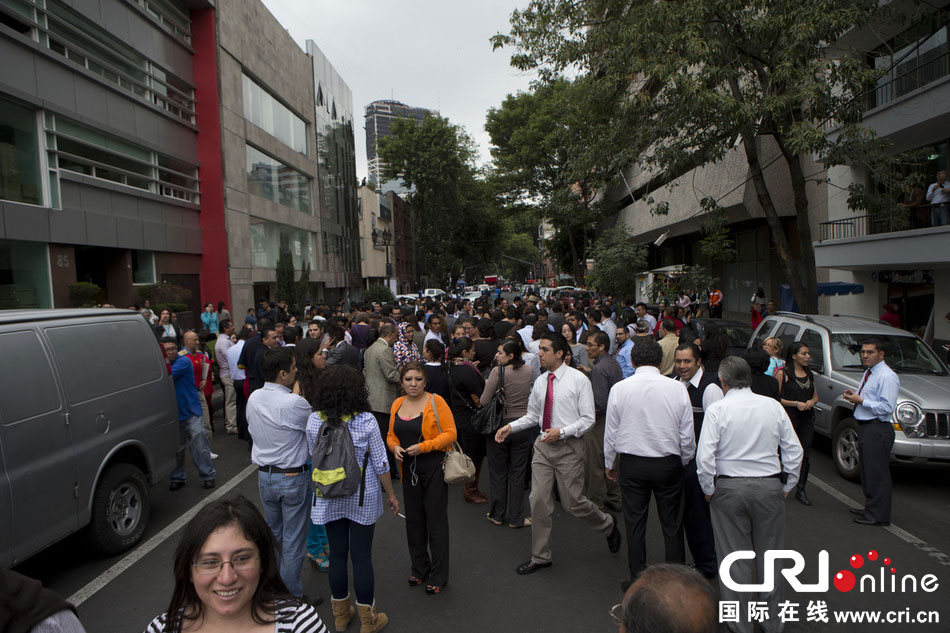 當(dāng)?shù)貢r(shí)間2014年5月8日，墨西哥墨西哥城，市民聚集在街道上?！D片來源：Rebecca Black