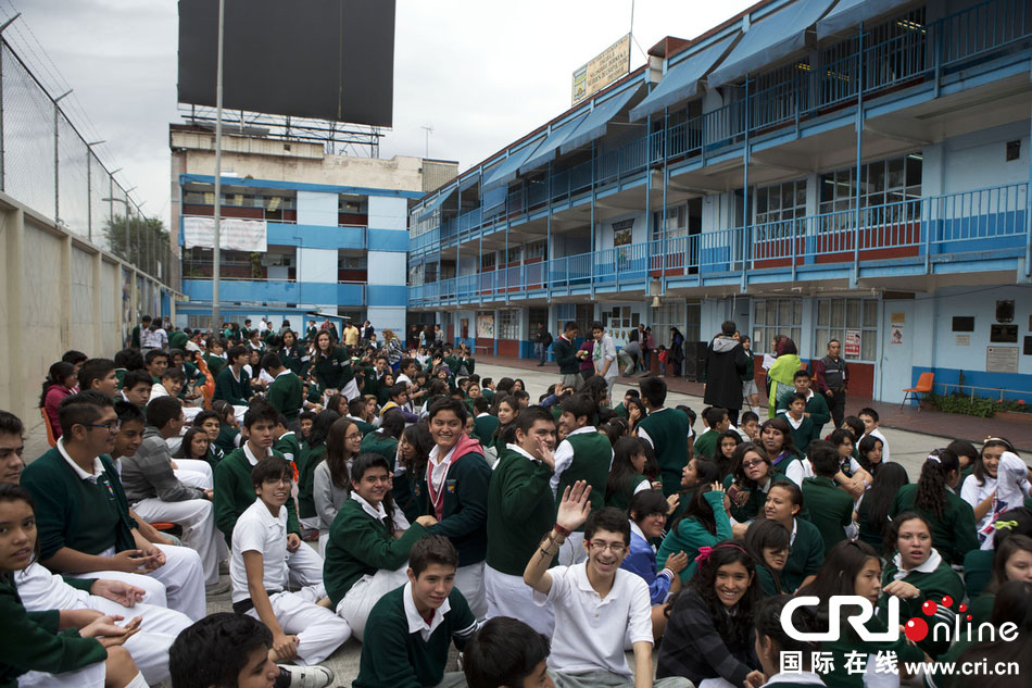 當(dāng)?shù)貢r(shí)間2014年5月8日，墨西哥墨西哥城，學(xué)生聚集在庭院內(nèi)?！? width=