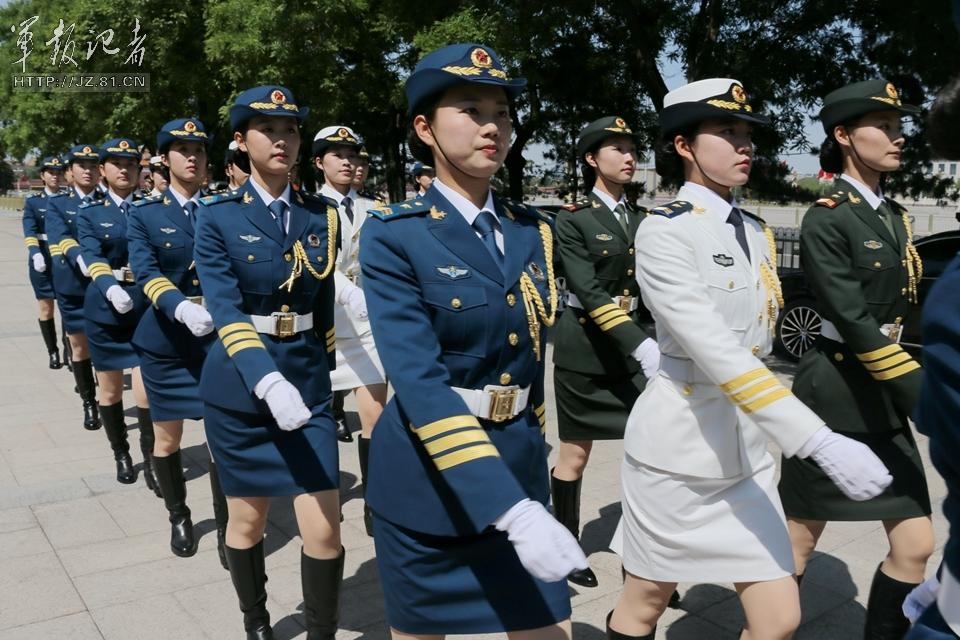 解放軍首批女儀仗兵亮相，90%以上擁有大專以上學(xué)歷，平均身高1.72米。圖為女兵儀仗隊(duì)。