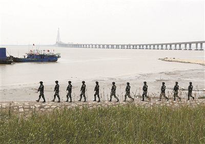 上海加強(qiáng)安保工作，警方在長(zhǎng)江沿岸巡邏