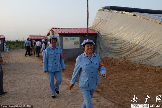 河南一農(nóng)場(chǎng)近百名員工著紅軍裝上班 河南一農(nóng)場(chǎng)近百名員工著紅軍裝上班