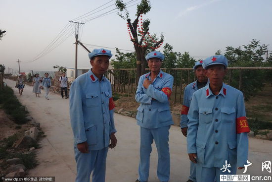 河南一農(nóng)場(chǎng)近百名員工著紅軍裝上班 河南一農(nóng)場(chǎng)近百名員工著紅軍裝上班