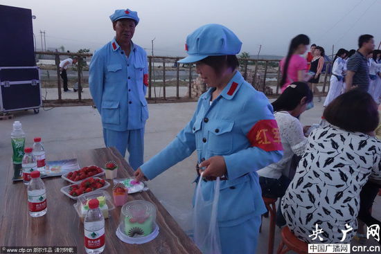 河南一農(nóng)場(chǎng)近百名員工著紅軍裝上班 河南一農(nóng)場(chǎng)近百名員工著紅軍裝上班