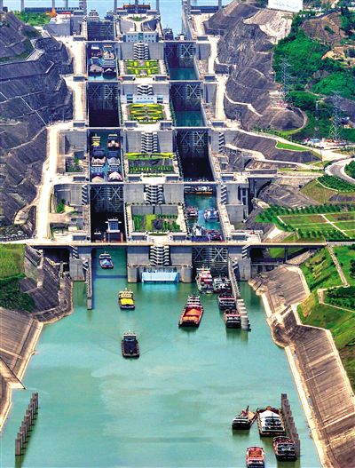 今年5月11日,三峽工程五級(jí)船閘,船只正在過(guò)閘。