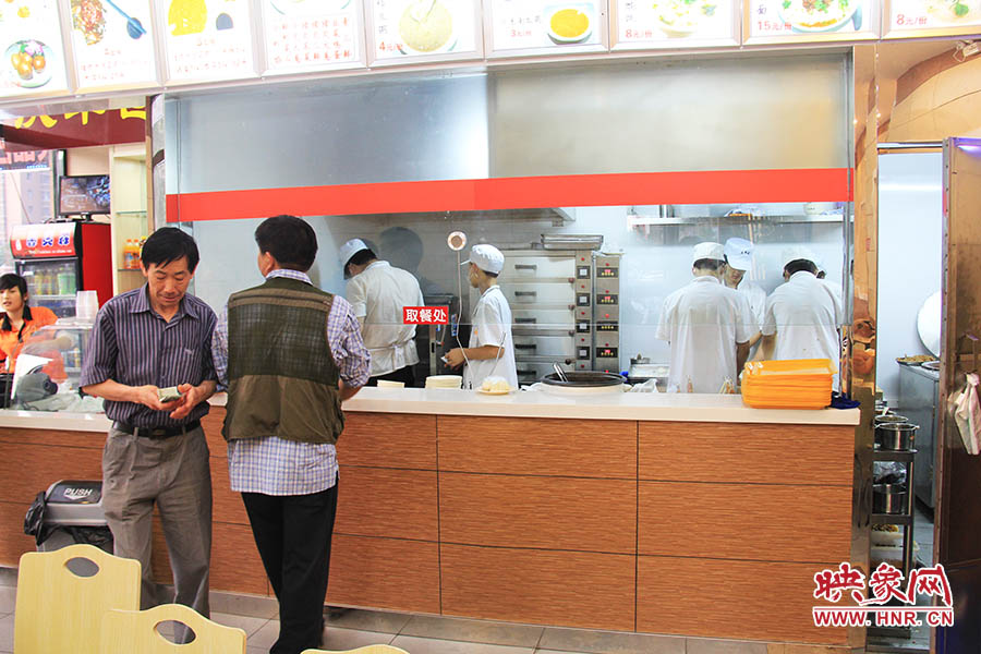 店面仍處于“試營業(yè)”狀態(tài),后廚的設(shè)備嶄新,看起來還算整潔。