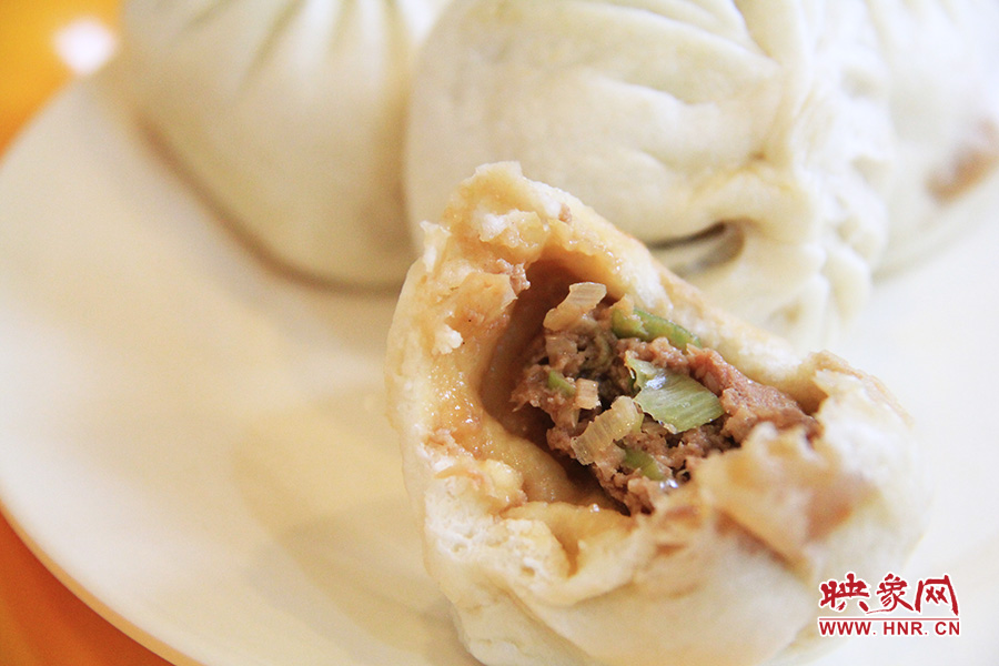 記者特意叫上一位去過北京正宗慶豐包子鋪的朋友前往試吃鑒定,兩者的味道差不多。