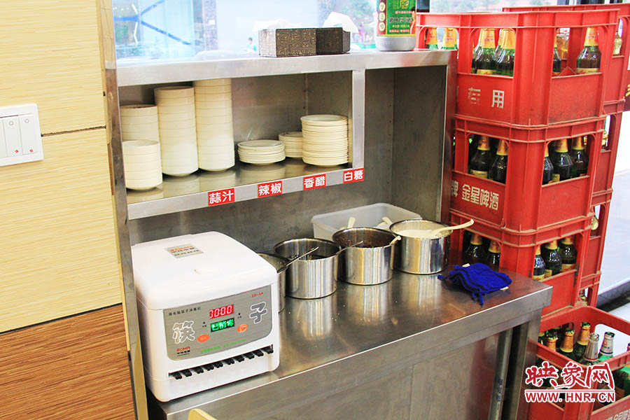 調(diào)料、小碟、餐具也都被放在另一張單獨的桌子上,需要用餐者“自助”。