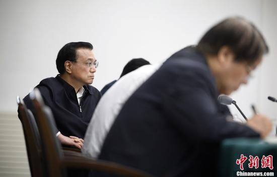 李克強(qiáng)在赤峰主持召開部分企業(yè)與金融機(jī)構(gòu)負(fù)責(zé)人座談會。