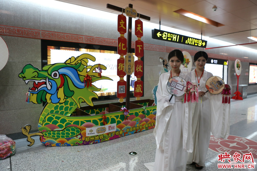 乘著龍舟“穿越”到鄭州的兩位古裝美女。
