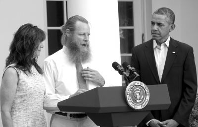 美國總統(tǒng)奧巴馬和伯格達爾的父母共同出席新聞發(fā)布會。圖/CFP