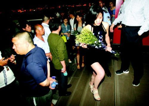 血案發(fā)生幾天來，很多招遠(yuǎn)市民自發(fā)送來鮮花，悼念逝者。本報(bào)記者趙金陽見習(xí)記者呂奇攝