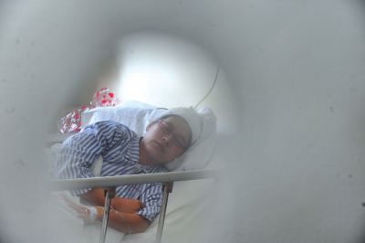 　6月3日，被打的值班醫(yī)生在病房接受治療。新華社發(fā)