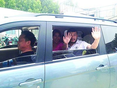 孫正龍和妻子、家人，揮手和醫(yī)護(hù)人員告別。張凌飛