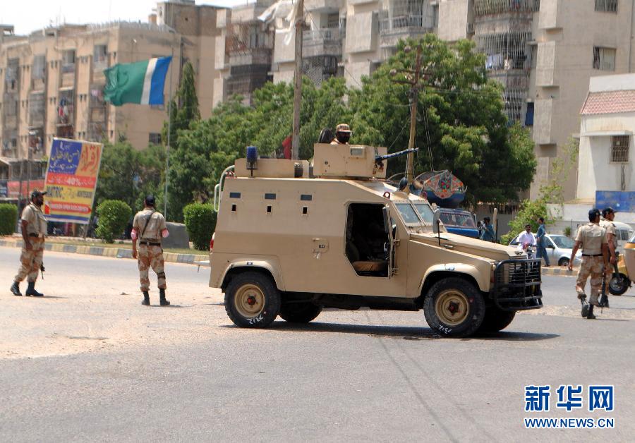 6月10日，在巴基斯坦南部城市卡拉奇真納國際機(jī)場附近，安全人員在街頭警戒。