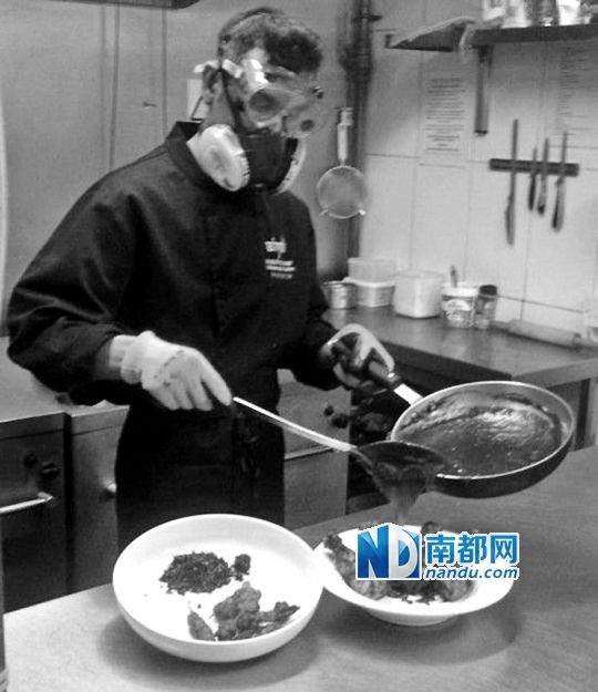 廚師在烹制最辣雞腿醬時要戴“防辣”面罩。