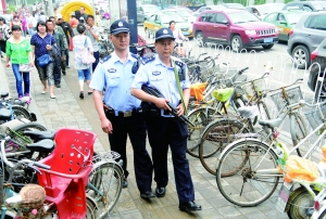 人流密集的街頭,持槍巡邏。