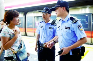 地鐵內(nèi),遇到群眾求助。