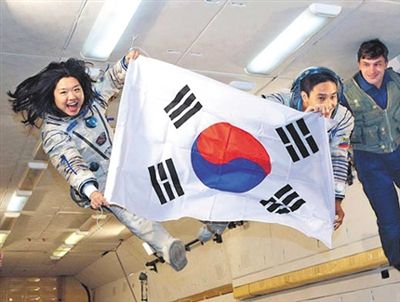 　2007年9月10日，李炤燕（左）在俄羅斯首都莫斯科接受零重力飛行訓(xùn)練。